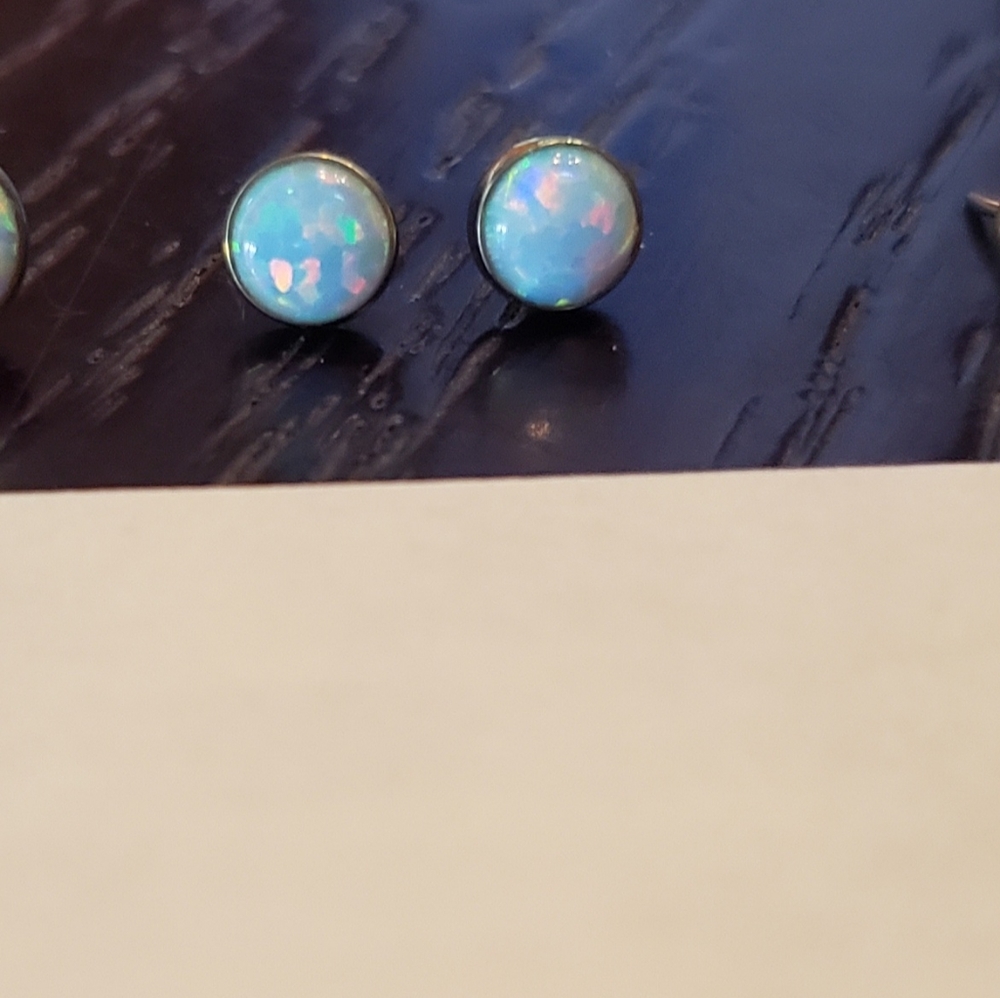 ❌SOLD❌4mm white opals rose gold titanium threadless